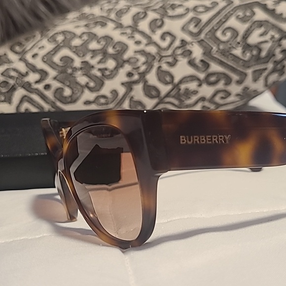Burberry sunglass - Picture 2 of 5
